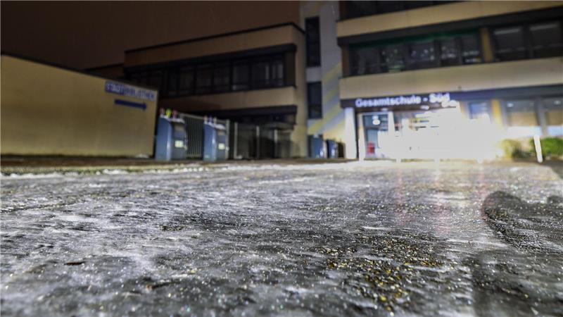 Glatteis-Gefahr verlagert sich in den Osten Deutschlands Am Morgen war es an vielen Orten spiegelglatt. An vielen Schulen fiel der Präsenzunterricht aus.