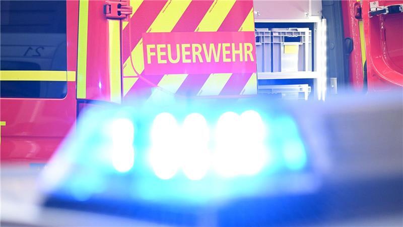 Am Morgen waren die Feuerwehrleute noch immer mit den Löscharbeiten beschäftigt. (Symbolbild)