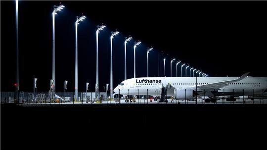 Am Münchner Flughafen mussten Passagiere über Nacht in mehreren Lufthansa-Maschinen ausharren. (Symbolbild)