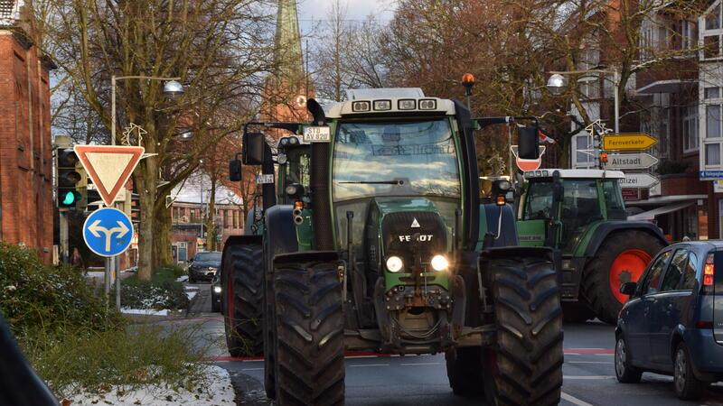 Demonstrationszug durch den Landkreis Stade: Landwirte legen den Verkehr lahm Am Nachmittag fuhren Landwirte auch durch Buxtehude und protestierten in der Innenstadt.