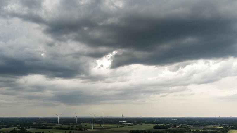 Am Nachmittag sollen neue Unwetter mit Gewitter und Starkregen Niedersachsen und Bremen erreichen. (Archivbild)