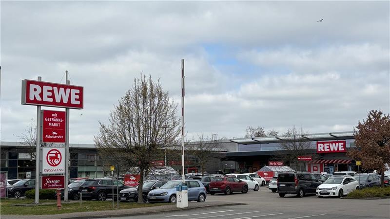 Am Nahversorgungszentrum an der Straße Westmoor sind zusätzliche Einkaufsangebote entstanden: Der Rewe-Markt hat nach dem Umbau wiedereröffnet. Die Bäckerei Junge eröffnet am Donnerstag, 17. April, eine Filiale. Im früheren Aldi-Markt hat Rewe Anfang Februar einen Getränkemarkt mit Tierfutterabteilung eröffnet.