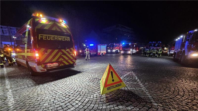 Am Neuen Markt stellen sich die alarmierten Einsatzkräfte auf.
