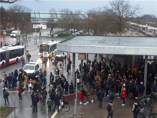 Am Neugrabener S-Bahnhof herrscht am Donnerstagmorgen Chaos. Eine Weichenstörung legt den S-Bahnverkehr zwischen Neugraben und Harburg-Rathaus lahm. Foto: Butter