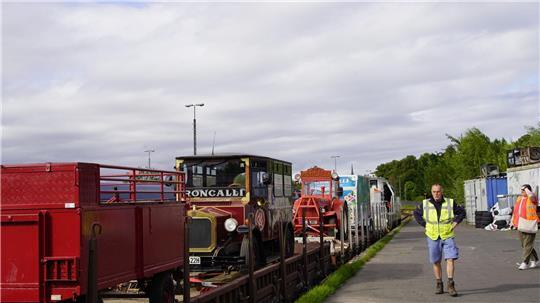 Am Nordlandkai wurden die rund 80 zum Teil historischen Zirkuswagen von Traktoren über eine Rampe vom Zug gezogen.