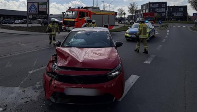 Am Opel entstand ein Sachschaden in Höhe von 20.000 Euro, die zwei Insassinnen wurden leicht verletzt.