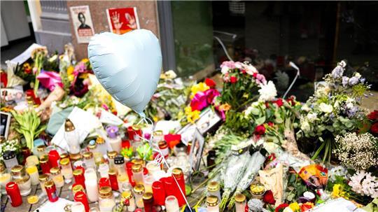 Am Ort der tödlichen Polizeischüsse in Oldenburg erinnern Blumen an den 21-jährigen Lorenz. (Archivbild)