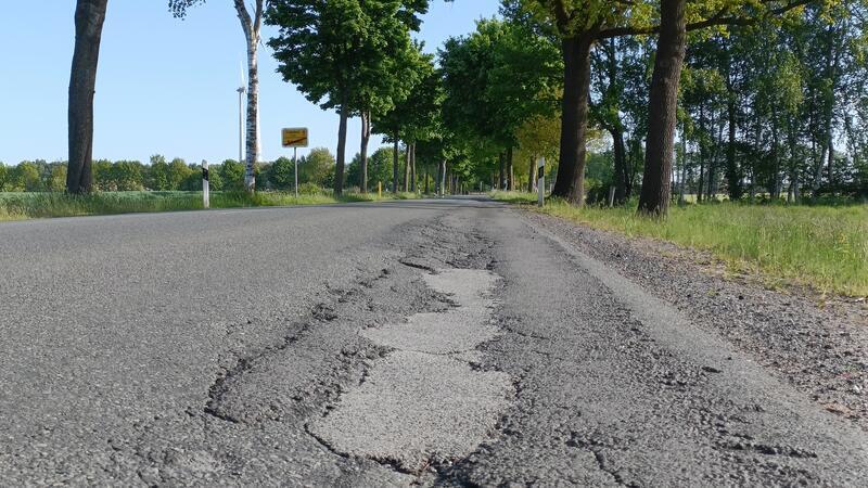 Am Ortsausgang Kutenholz deutlich sichtbar: die sanierungsbedürftigen Straßenränder der K 70.