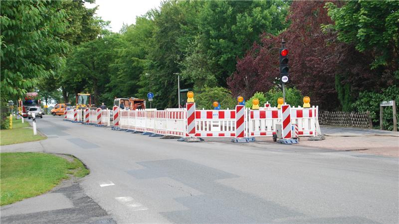 In den Ferien wird saniert: Vollsperrungen und Umwege auf der Geest Am Ortseingang Beckdorf wird gebaut. Eine Ampel regelt den Verkehr.