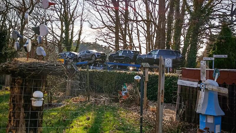 Am Ortseingang Hagen-Aue fährt ein Auto-Transporter auf dem Lehnstedter Weg. Dabei ist die Strecke für Lastwagen ab zwölf Tonnen gesperrt.