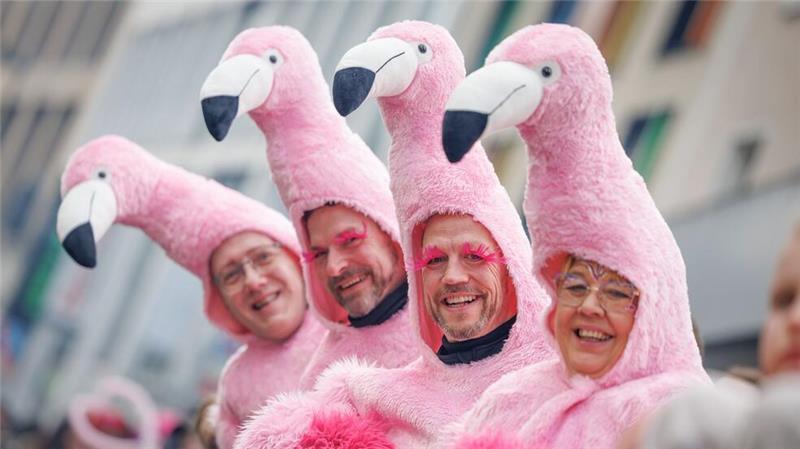 Becherwurf auf Innenministerin Behrens bei Braunschweiger Karneval Am „Ossensamstag“ zieht ein großer Karnevalsumzug durch Osnabrück.
