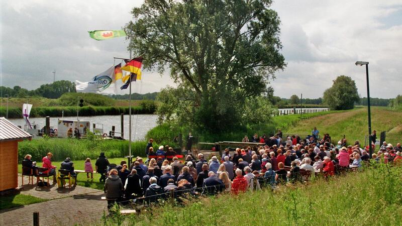 Am Oste-Ufer und auf der Fähre wird zu Pfingsten der Gottesdienst an der Fährstelle Brobergen gefeiert. Auch in diesem Jahr ist es ein Taufgottesdienst.