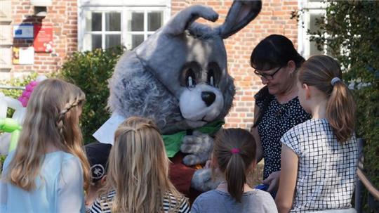 Am Ostermontag können Kindern den Osterhasen auf Schloss Agathenburg treffen.