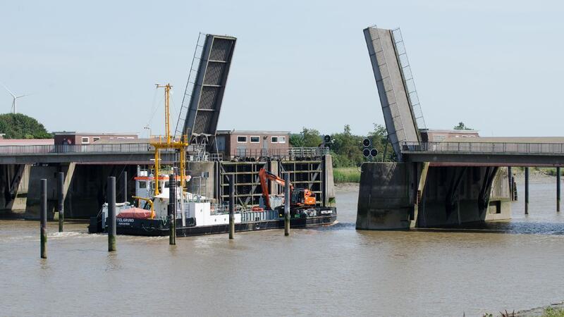 Radtouristen auf dem Elberadweg stranden am Bauzaun in Balje Am Ostesperrwerk an der Landkreisgrenze werden Elektrik und Elektronik erneuert. Deshalb ist es für sechs Monate nicht passierbar.