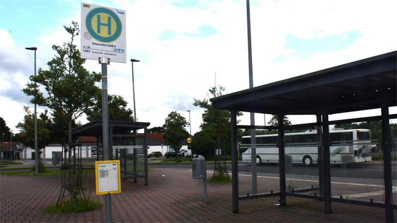 Am Otterndorfer Schulzentrum im Bereich des Zentralen Omnibusbahnhofs (ZOB) kam es am Montag zu einem Polizeieinsatz - ein Jugendlicher hatte eine Softairwaffe bei sich. Foto: Schröder
