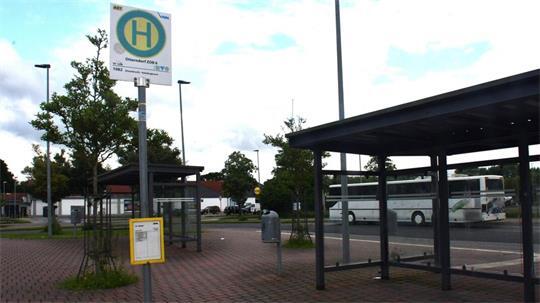 Am Otterndorfer Schulzentrum im Bereich des Zentralen Omnibusbahnhofs (ZOB) kam es am Montag zu einem Polizeieinsatz - ein Jugendlicher hatte eine Softairwaffe bei sich. Foto: Schröder