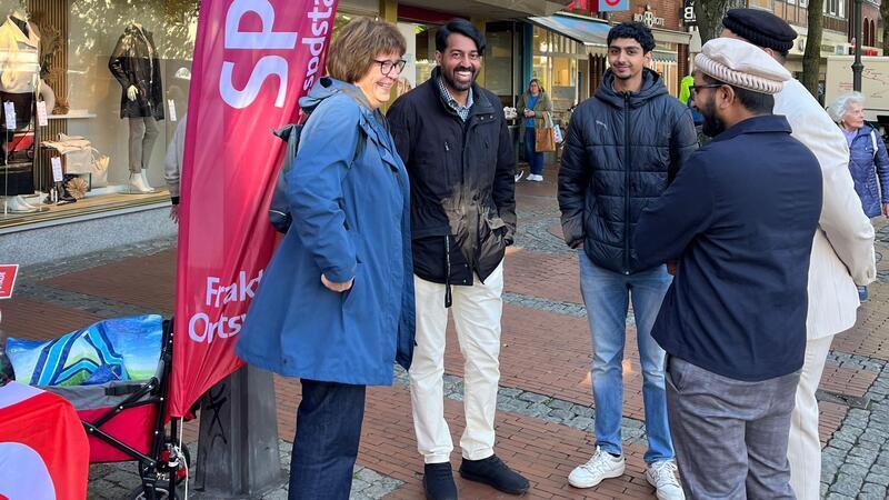 Am Pferdemarkt im Gespräch: Sigrid Koppelmann von der SPD und Vertreter der muslimischen Ahmadiyya-Reformgemeinde.