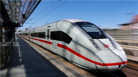 Am Pfingstwochenende erwartet die Bahn viele Fahrgäste in ihren Zügen. (Archivbild)
