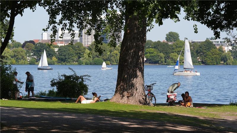 Am Pfingstwochenende können sich die Menschen im Norden auf sommerliche Temperaturen freuen. (Symbolbild)
