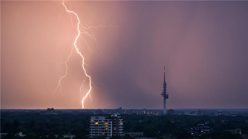 Am Pfingstwochenende soll es vereinzelt starke Gewitter geben. (Symbolbild)