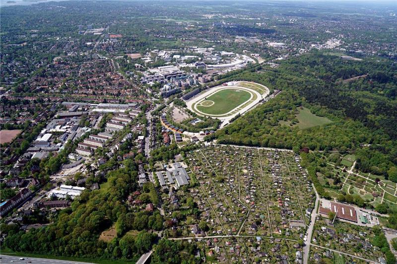 Am Rand des Altonaer Volksparks (rechts) entstehen 2200 Wohnungen. Dafür sollen die Trabrennbahn Bahrenfeld (Bildmitte) sowie Dutzende Kleingartenparzellen (Mitte, unten) weichen. Foto: BSV