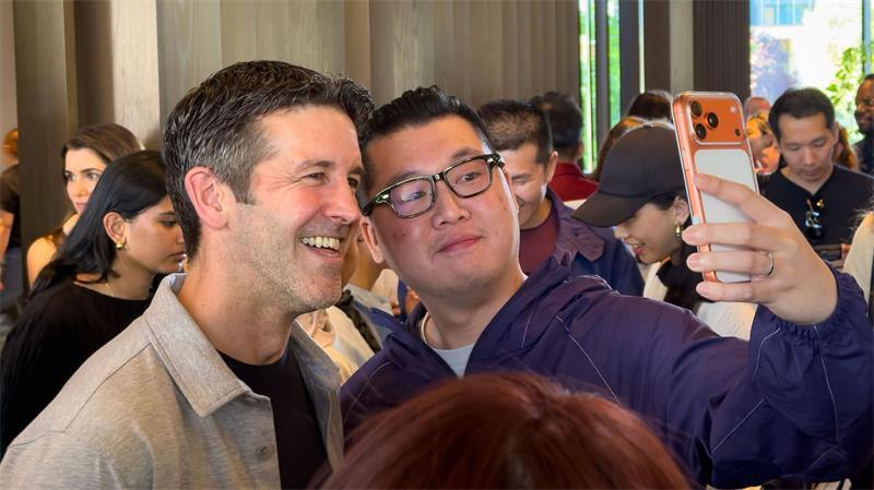 Am Rande der Entwicklerkonferenz WWDC im Juni musste John Ternus, damals noch designierter Apple-Chef, für viele Selfies posieren. (Archivbild)