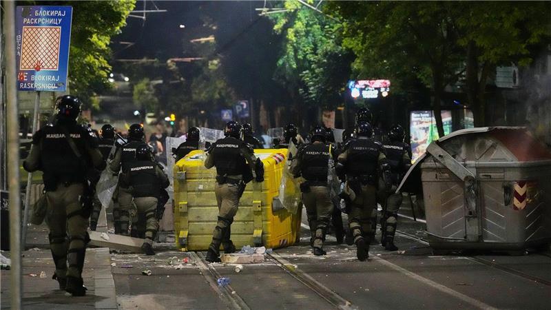 Zehntausende bei Massenprotest in Belgrad Am Rande der Kundgebung kam es zu Ausschreitungen.
