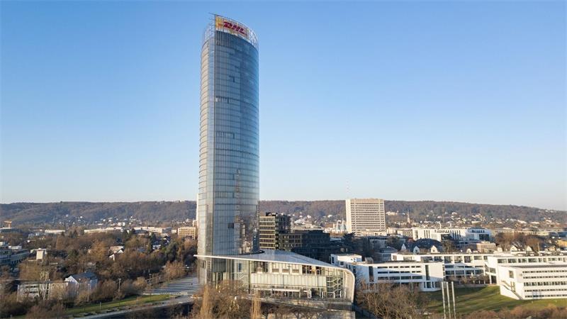 Am Rande von Bonn ragt ein riesiger Glaspalast gen Himmel: der Post-Tower, Konzernzentrale des Logistikers Deutsche Post/DHL. (Archivbild)