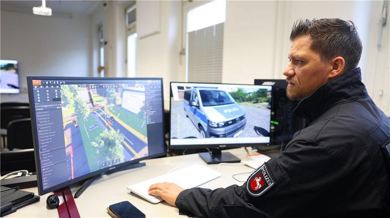 Am Rechner kann Polizeitrainer Johannes Wetzorke für seine Studierenden verschiedene Einsatzszenarien entwerfen.