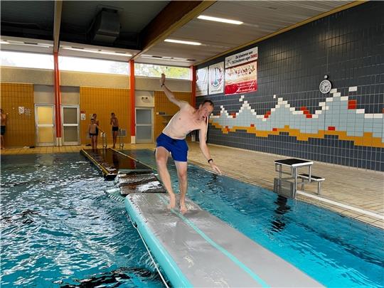 Am Reformationstag wandelte Mike Eckhoff, Drochtersens Bürgermeister und Vorsitzender des Hallenbad-Fördervereins, noch hoffnungsfroh übers Wasser. Jetzt sind die Hoffnungen auf Fördermittel für einen Ersatzneubau des Bads erstmal dahin. Fo