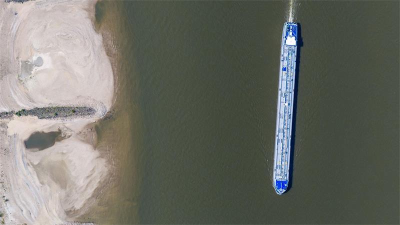 Am Rhein in Duisburg sind breite Sandbänke sichtbar. (Archivbild)