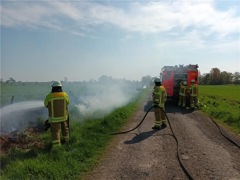 Rauchsäule in Stade-Götzdorf löst Notruf aus Am Röhrweg brannte die Böschung auf einer Länge von circa 50 Metern. Foto: Bube/Feuerwehr Bützfleth