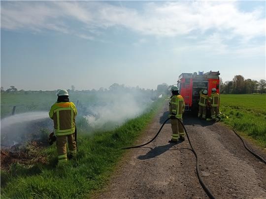 Am Röhrweg brannte die Böschung auf einer Länge von circa 50 Metern. Foto: Bube/Feuerwehr Bützfleth