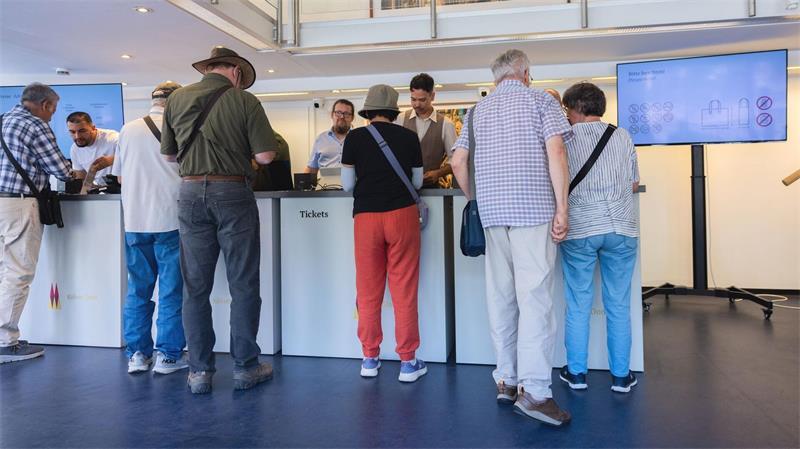 Wie kommt der Eintrittspreis am Kölner Dom am ersten Tag an? Am Roncalliplatz 2, südlich des Doms, werden Tickets verkauft.