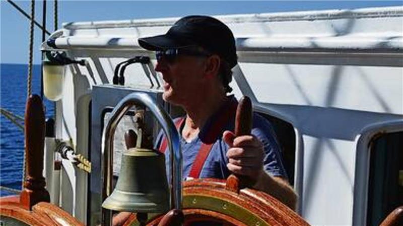 Norbert aus Nürnberg am Ruder der Alexander von Humboldt II.