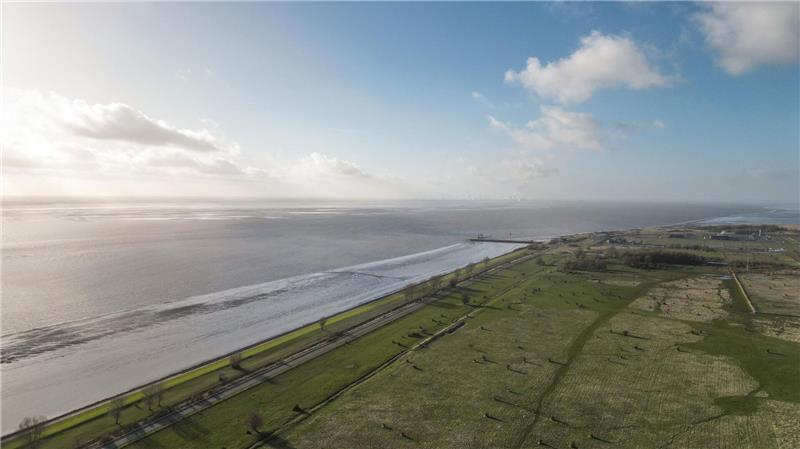 Bekommt die Nordseeküste einen weiteren Militärhafen? Am Rysumer Nacken in Emden ist viel Platz – das Areal könnte als möglicher Standort für den Marinehafen in Betracht kommen.