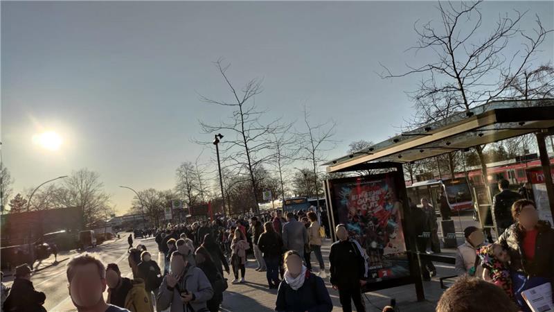 Am S-Bahnhof Neugraben warten hunderte Fahrgäste der S-Bahn auf die Ersatzbusse.