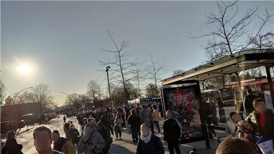 Am S-Bahnhof Neugraben warten hunderte Fahrgäste der S-Bahn auf die Ersatzbusse.