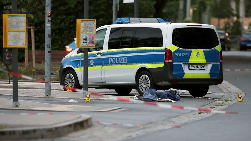 Mann stirbt durch Polizeischuss - Gründe für Angriff unklar Am S-Bahnhof in Lauf an der Pegnitz nahe Nürnberg soll ein 34-Jähriger auf Bundespolizisten mit einem Messer losgegangen sein.