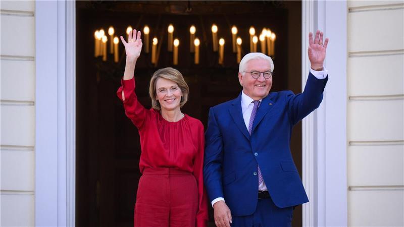 Am Samstag hat Bundespräsident Frank-Walter Steinmeier mit seiner Frau, Elke Büdenbender, viele Gäste beim Bürgerfest im Park von Schloss Bellevue empfangen. Am Sonntag ist Steinmeier beim Finale der Basketball-EM in Riga dabei.