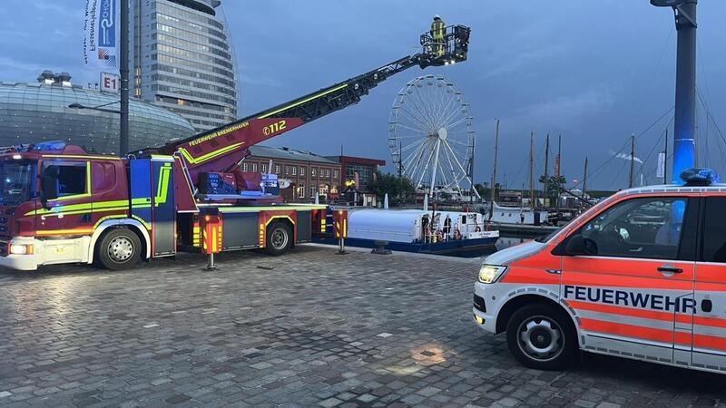 Touristen retten Frau aus Hafenbecken Am Samstag kam es in Höhe des Deutschen Auswandererhauses zu einem Unfall, bei dem eine Frau aus dem Hafenbecken gerettet werden musste.