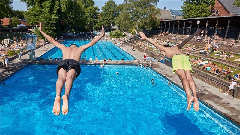 Am Samstag öffnet Bäderland Hamburg die ersten beiden Sommerfreibäder. (Archivbild)