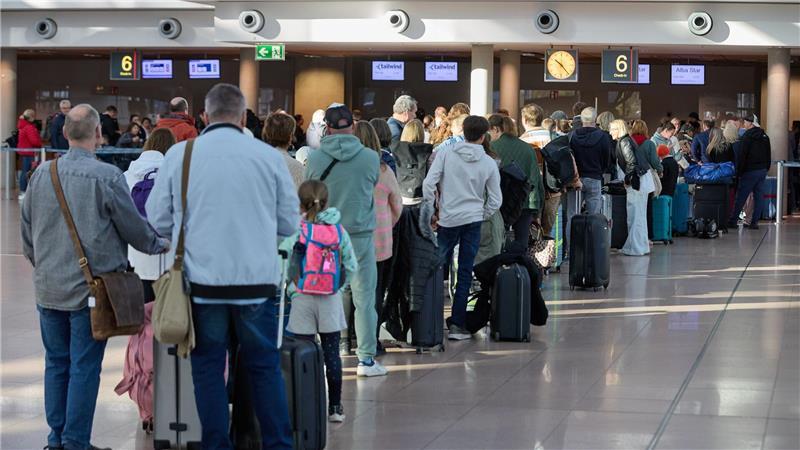 Großer Andrang zum Ferienbeginn am Hamburger Flughafen Am Samstag rechnete der Flughafen mit rund 55.000 an- und abreisenden Gästen.