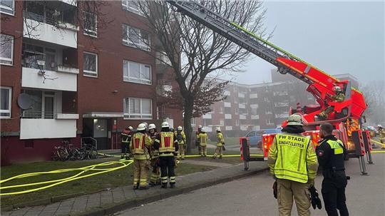 Am Samstag rückte die Feuerwehr Stade ins Altländer Viertel aus.