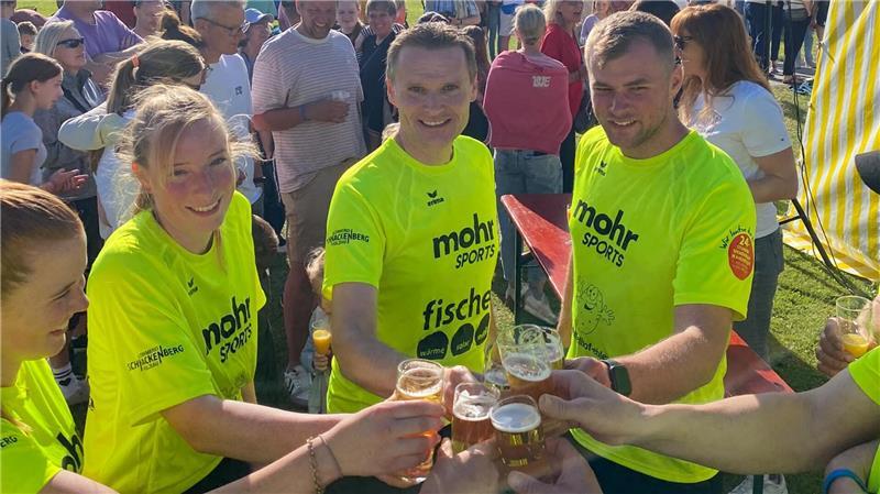 Rekord trotz Gewitter: 24-Stunden-Spendenlauf bringt Ahlerstedt 21.650 Euro Am Samstag schien die Sonne wieder: Das Laufteam stößt nach dem Lauf erst mal miteinander an.