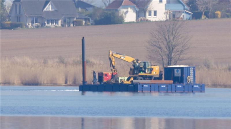 Am Samstag sind die Arbeiter erneut mit der schwimmenden Plattform in die Nähe des Wals gefahren. (Foto von Freitag)
