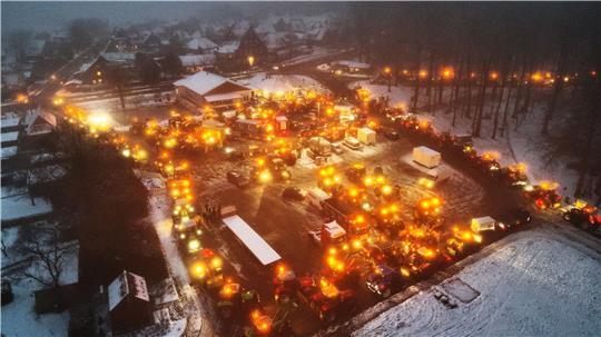 Am Samstag startet im Kreis Stade mehrere Lichterfahrten, eine von ihnen auf dem Pfingstmarktplatz in Buxtehude-Neukloster. (Archivfoto)
