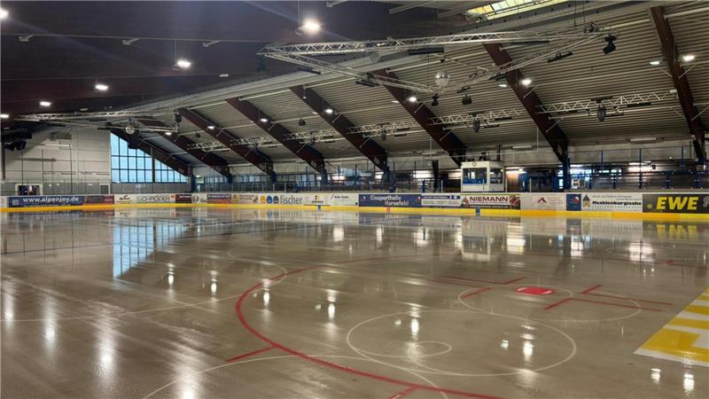 Tausende Liter Wasser und Kreppband: So entsteht in Harsefeld die Eisfläche Am Samstag steigt in der Eissporthalle Harsefeld eine Disco On Ice.