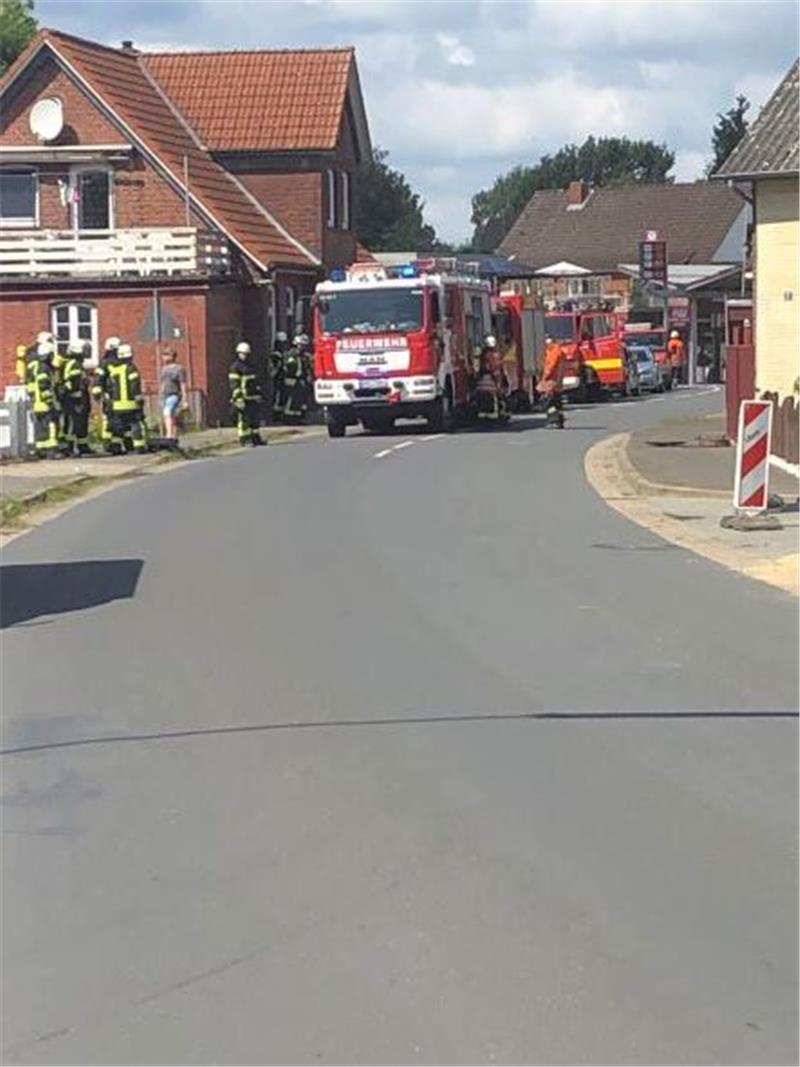 Gasleitung in Freiburg beschädigt: Feuerwehr rückt aus Am Samstagmittag wurden die Feuerwehren aus Freiburg, Oederquart, Krummendeich und Wischhafen zu einem Gasaustritt in Freiburg an der Allwördener Strasse alarmiert. Foto: Egon Viehmann