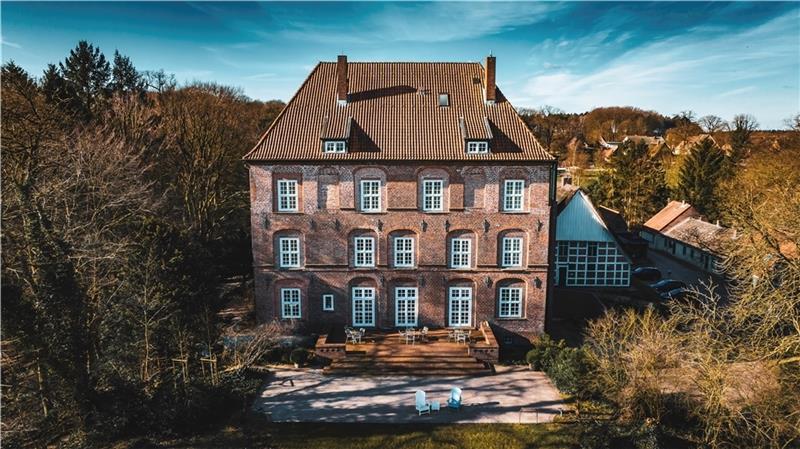 Schloss Agathenburg bleibt dunkel – wie Kölner Dom und Bellevue Am Schloss Agathenburg wird die Gehwegbeleuchtung ab 1 Uhr nachts abgestellt. Foto: Jesper Austen
